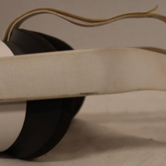 Meta Oculus Quest 2 With Controllers - Picture 3 of 14